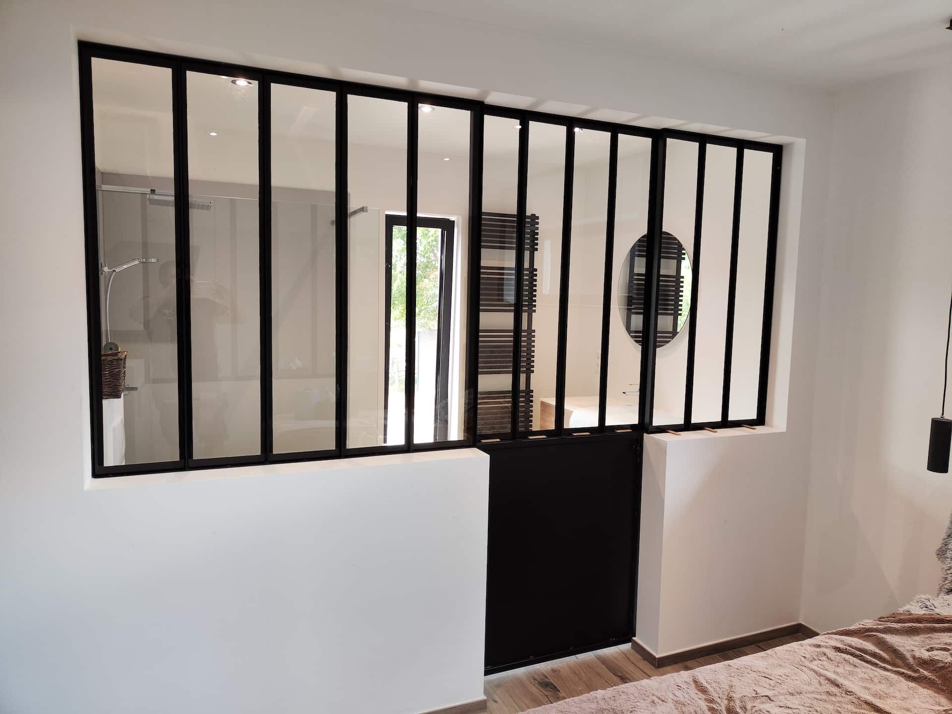 Cloison vitrée noire intérieure moderne.