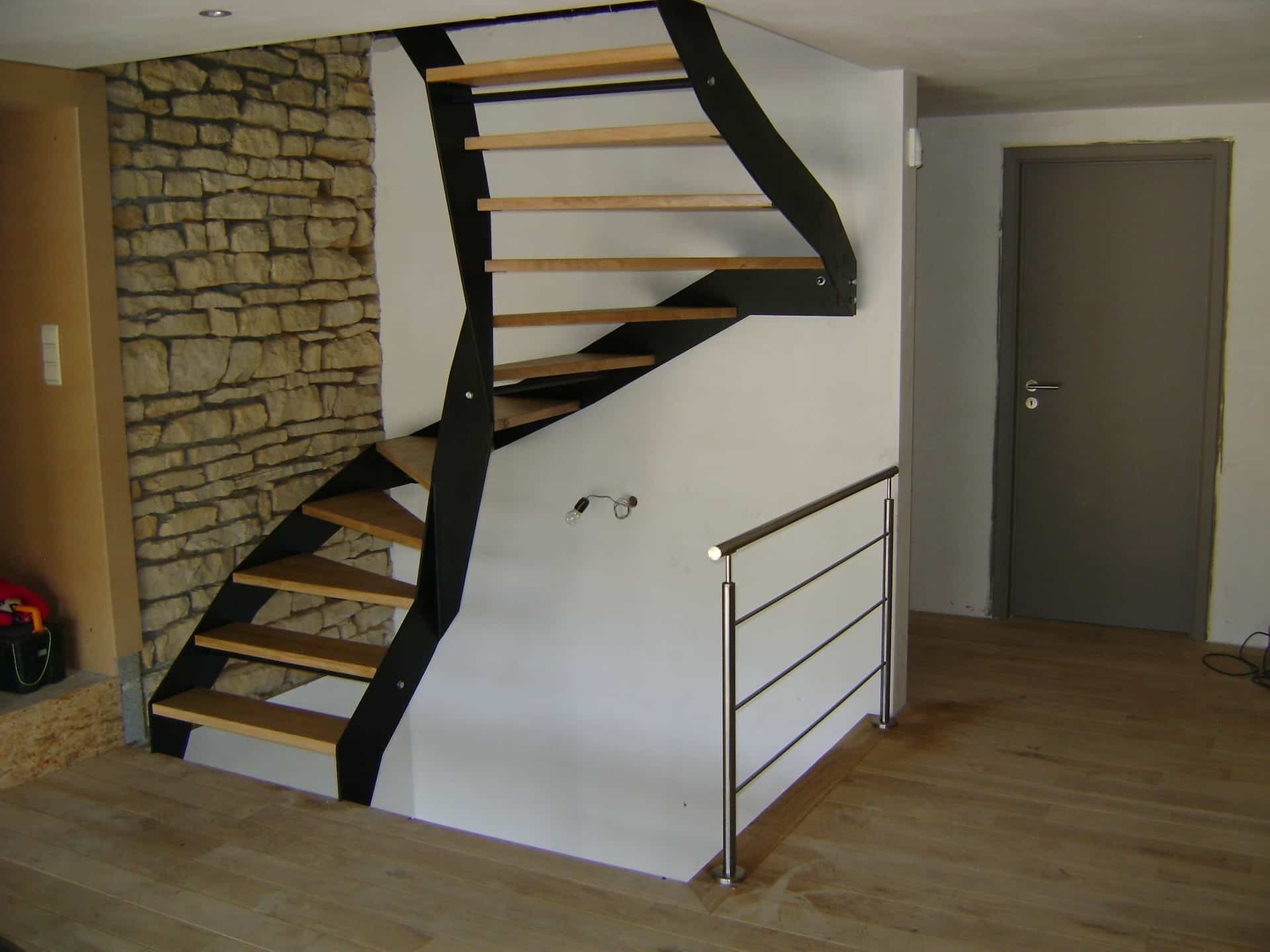 Escalier moderne en bois et métal.