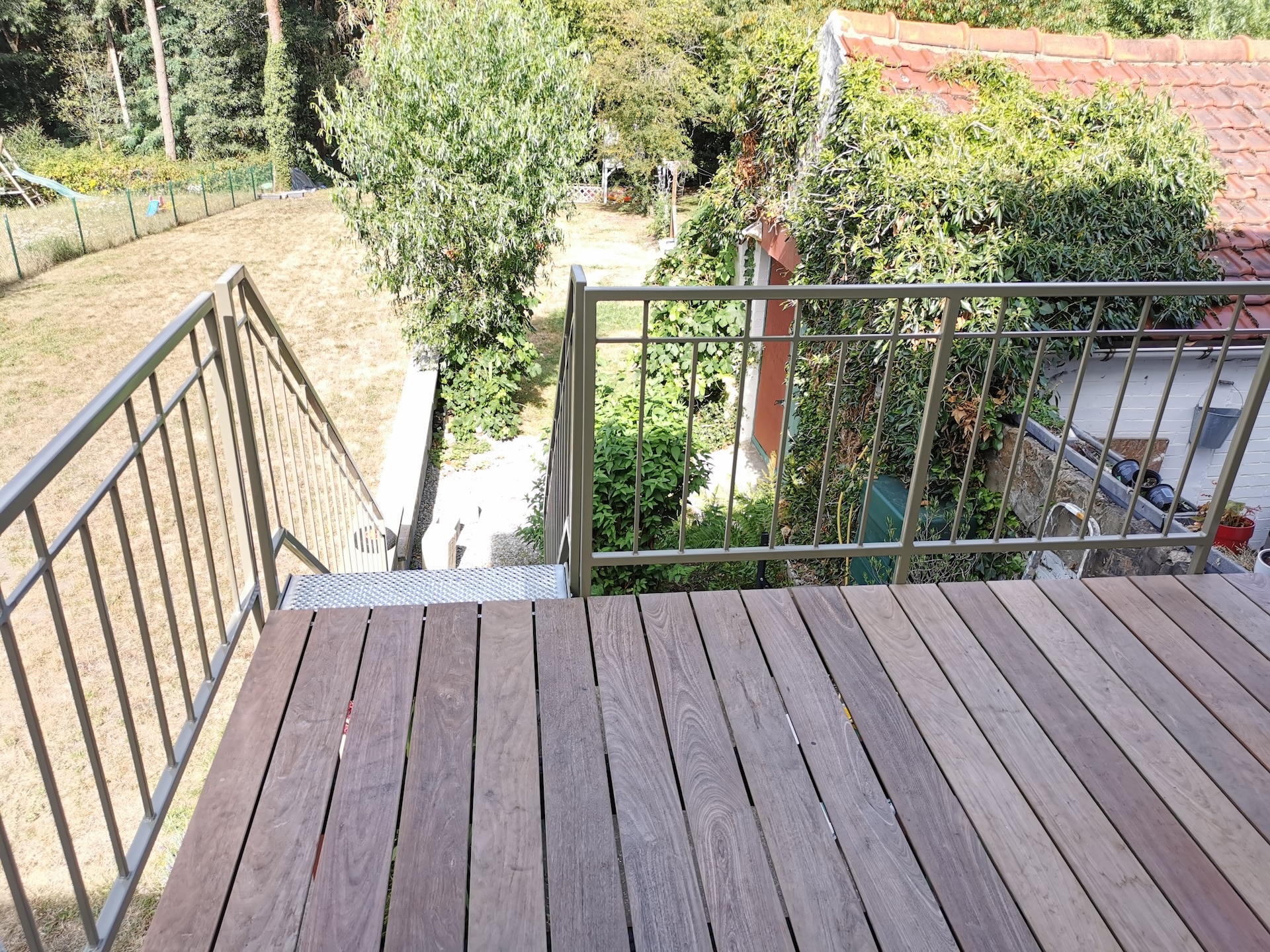 Terrasse en bois donnant sur jardin.