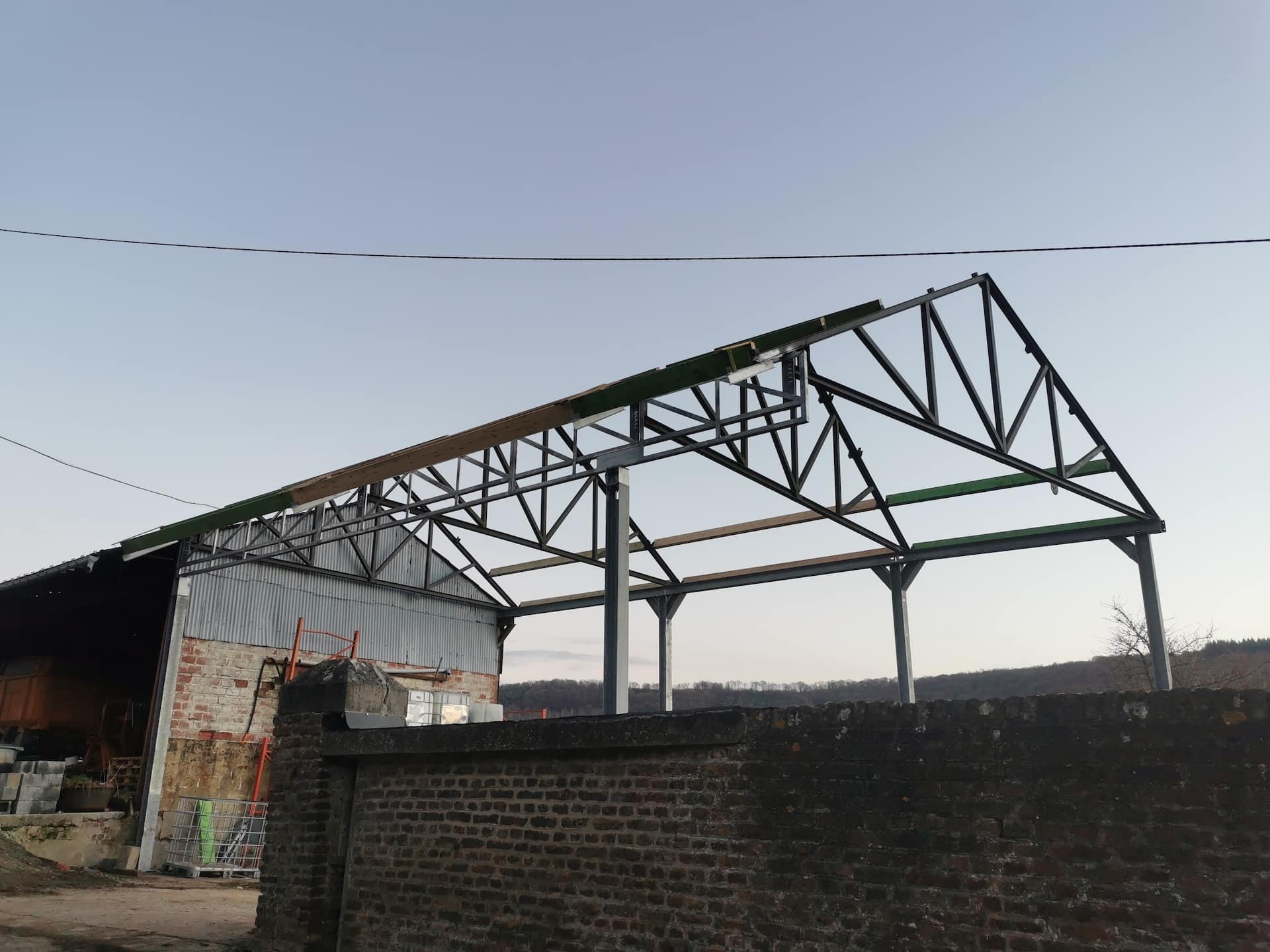 Charpente métallique de hangar en construction.